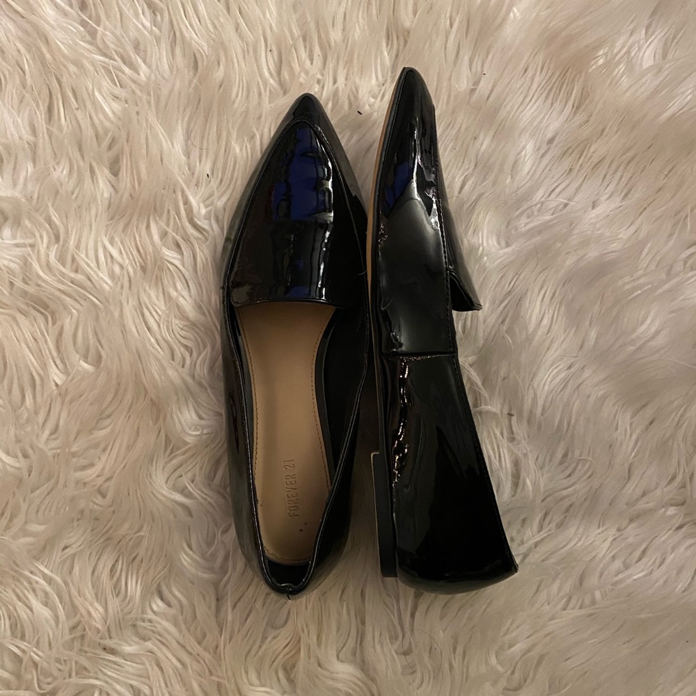 Pointed toe flat